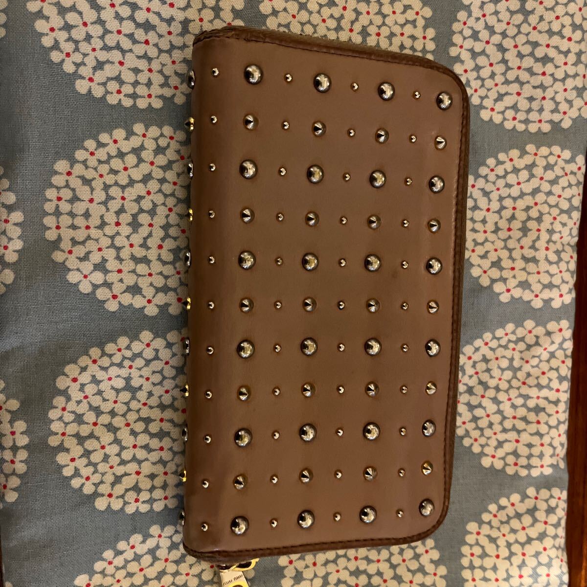 ミュウミュウ　長財(cái)布　財(cái)布　miumiu ベージュ　スタッズ