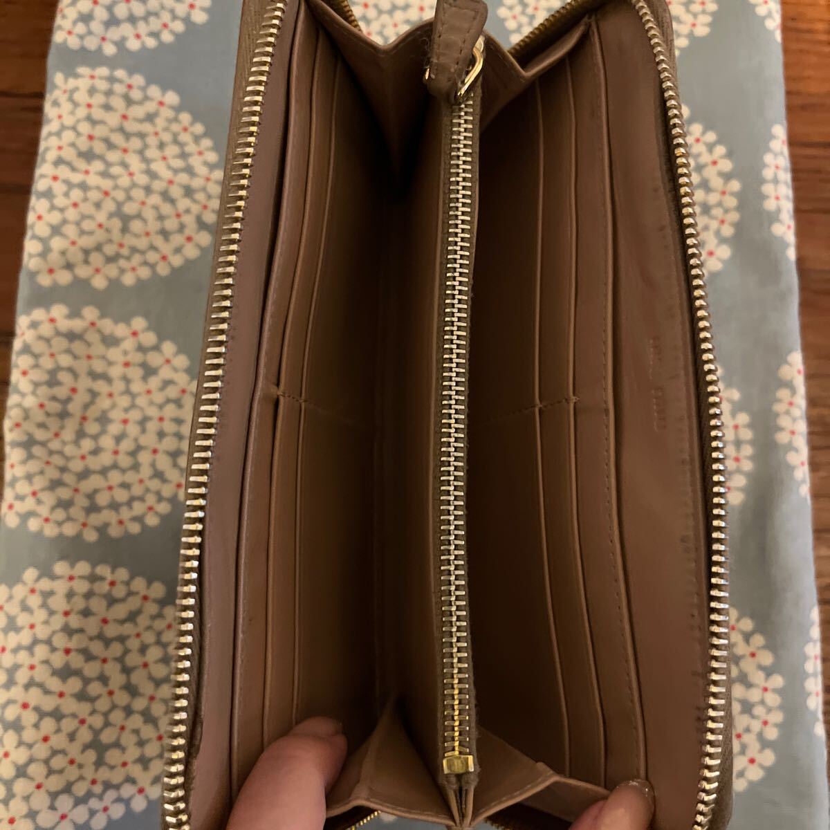 ミュウミュウ　長財(cái)布　財(cái)布　miumiu ベージュ　スタッズ