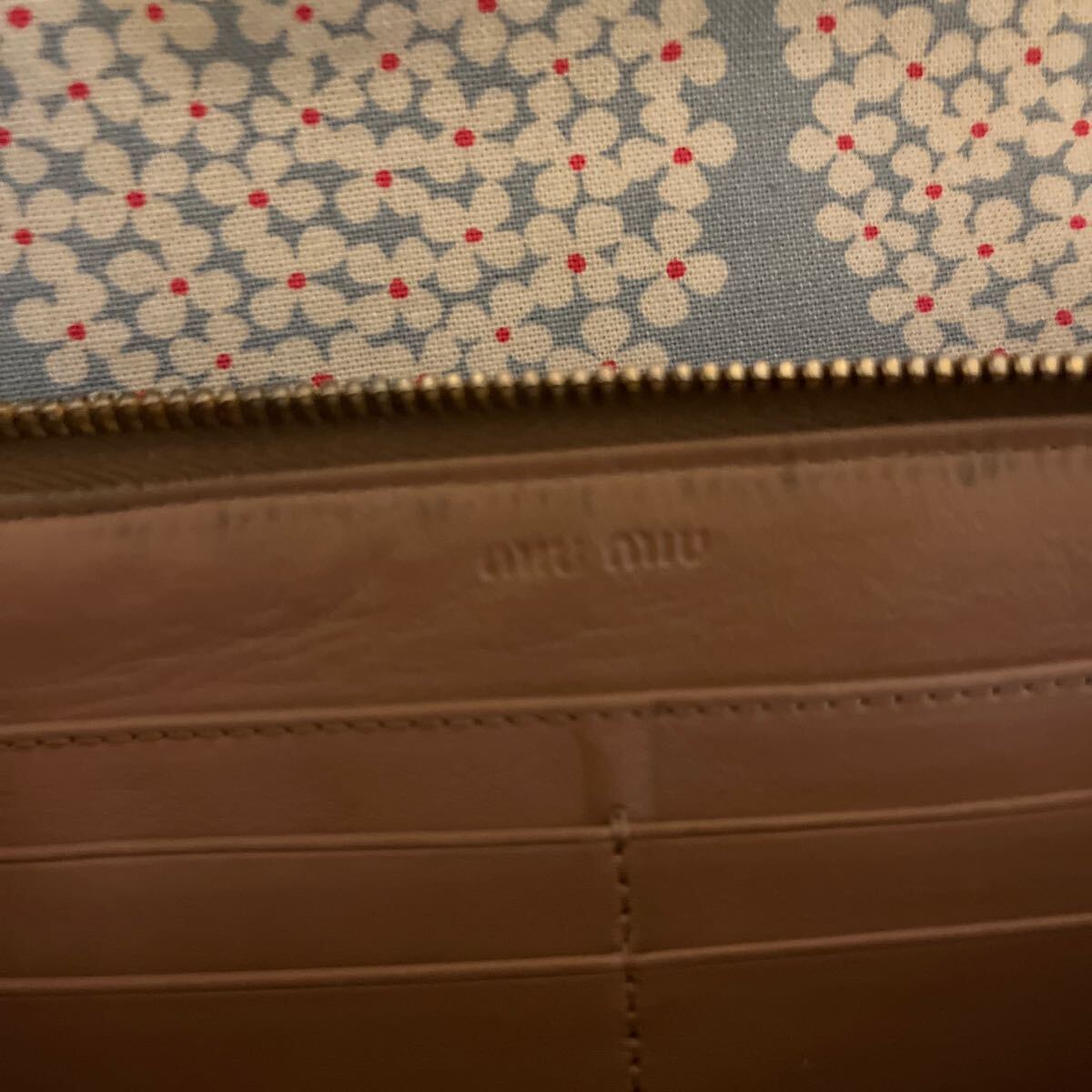 ミュウミュウ　長財(cái)布　財(cái)布　miumiu ベージュ　スタッズ