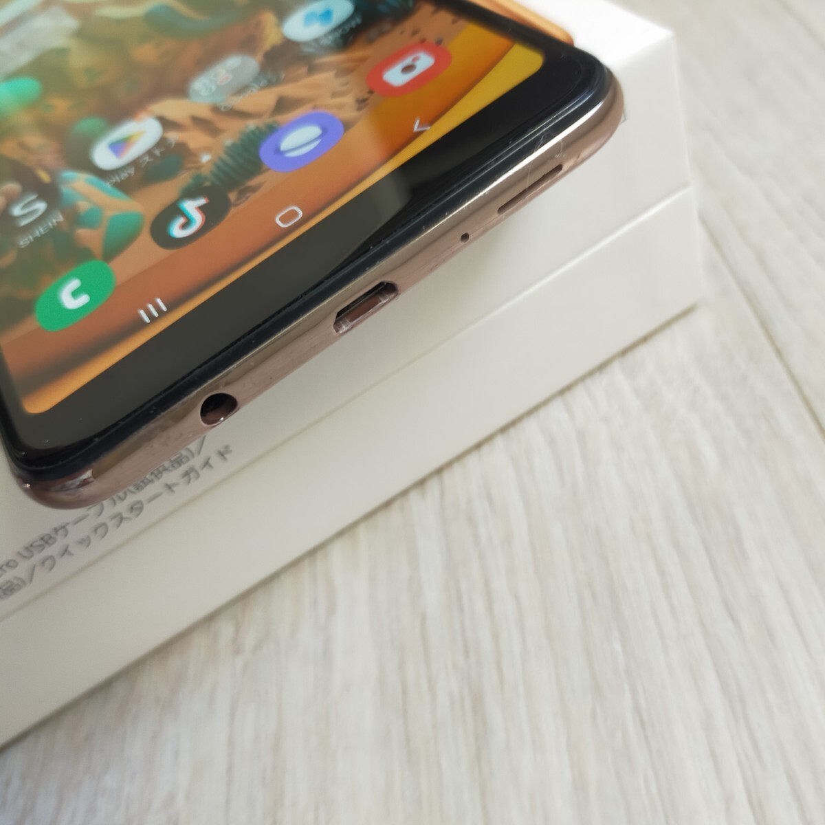 「GALAXY　A7」 ゴールド　割と美品になります　　SIMフリー　有機ELディスプレイ、トリプルカメラ　RAM4GB.ROM64GB 　ケースおまけ