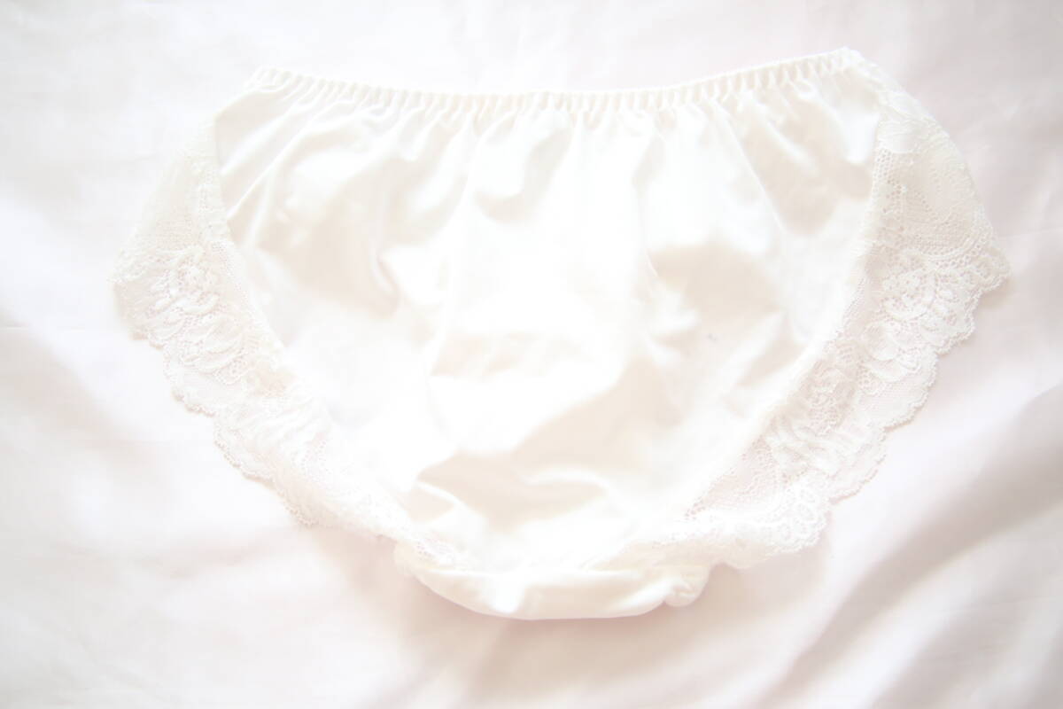 新品☆Fカップブラジャー＆ショーツ☆純白×ゴールド☆ジュエル☆しっとり☆清楚系女子☆F65M☆撮影會☆個撮☆エコ☆整理品☆匿名