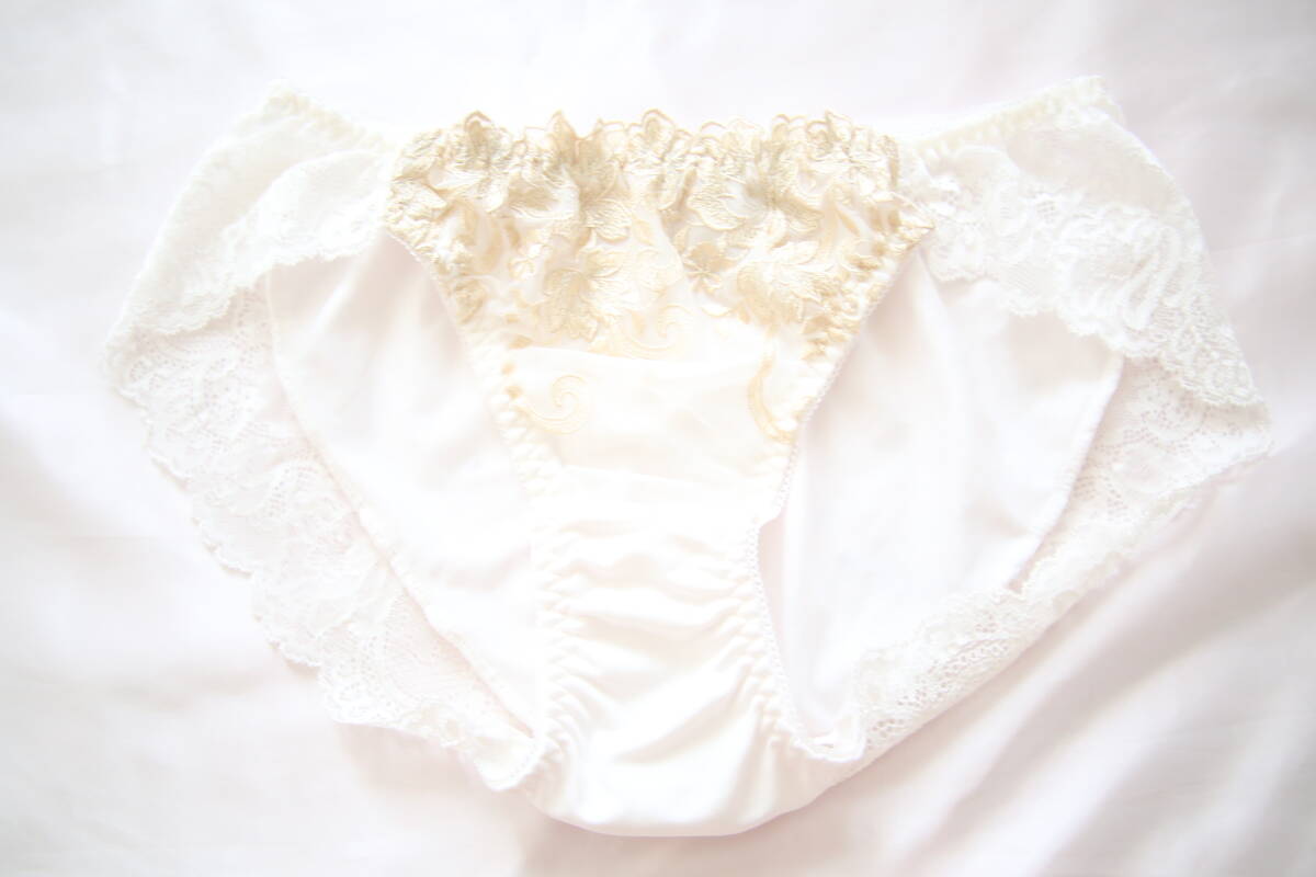 新品☆Fカップブラジャー＆ショーツ☆純白×ゴールド☆ジュエル☆しっとり☆清楚系女子☆F65M☆撮影會☆個撮☆エコ☆整理品☆匿名