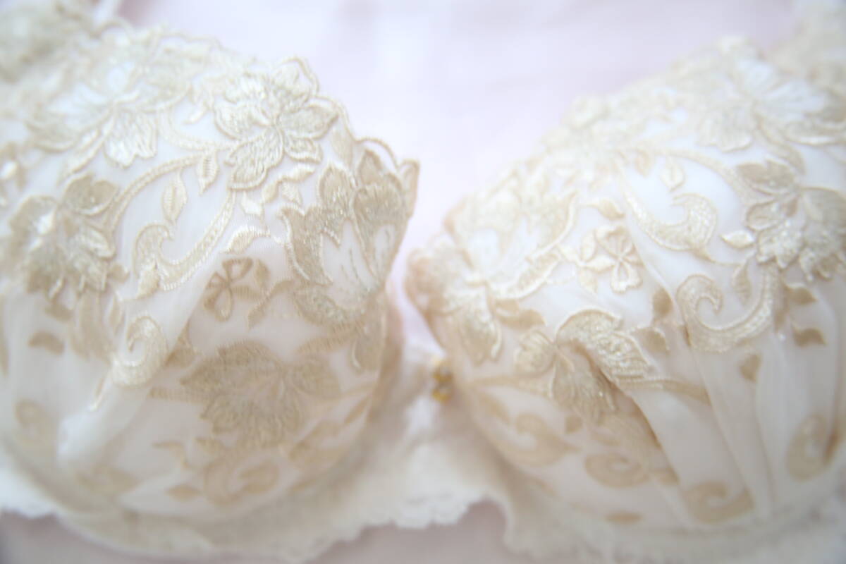 新品☆Fカップブラジャー＆ショーツ☆純白×ゴールド☆ジュエル☆しっとり☆清楚系女子☆F65M☆撮影會☆個撮☆エコ☆整理品☆匿名