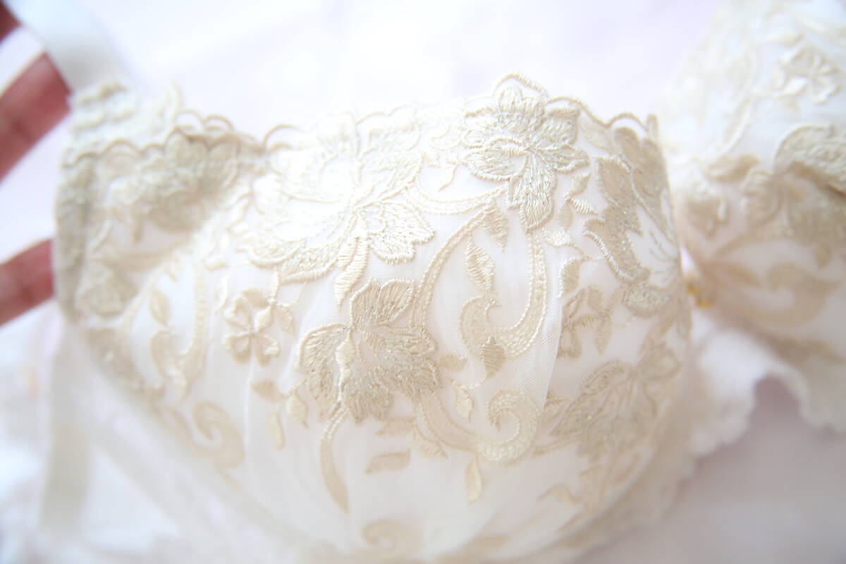 新品☆Fカップブラジャー＆ショーツ☆純白×ゴールド☆ジュエル☆しっとり☆清楚系女子☆F65M☆撮影會☆個撮☆エコ☆整理品☆匿名