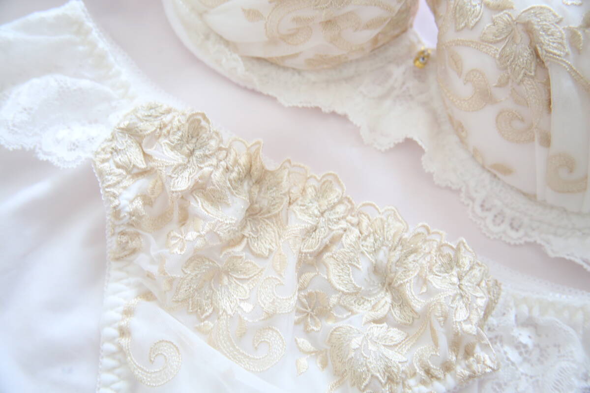 新品☆Fカップブラジャー＆ショーツ☆純白×ゴールド☆ジュエル☆しっとり☆清楚系女子☆F65M☆撮影會☆個撮☆エコ☆整理品☆匿名