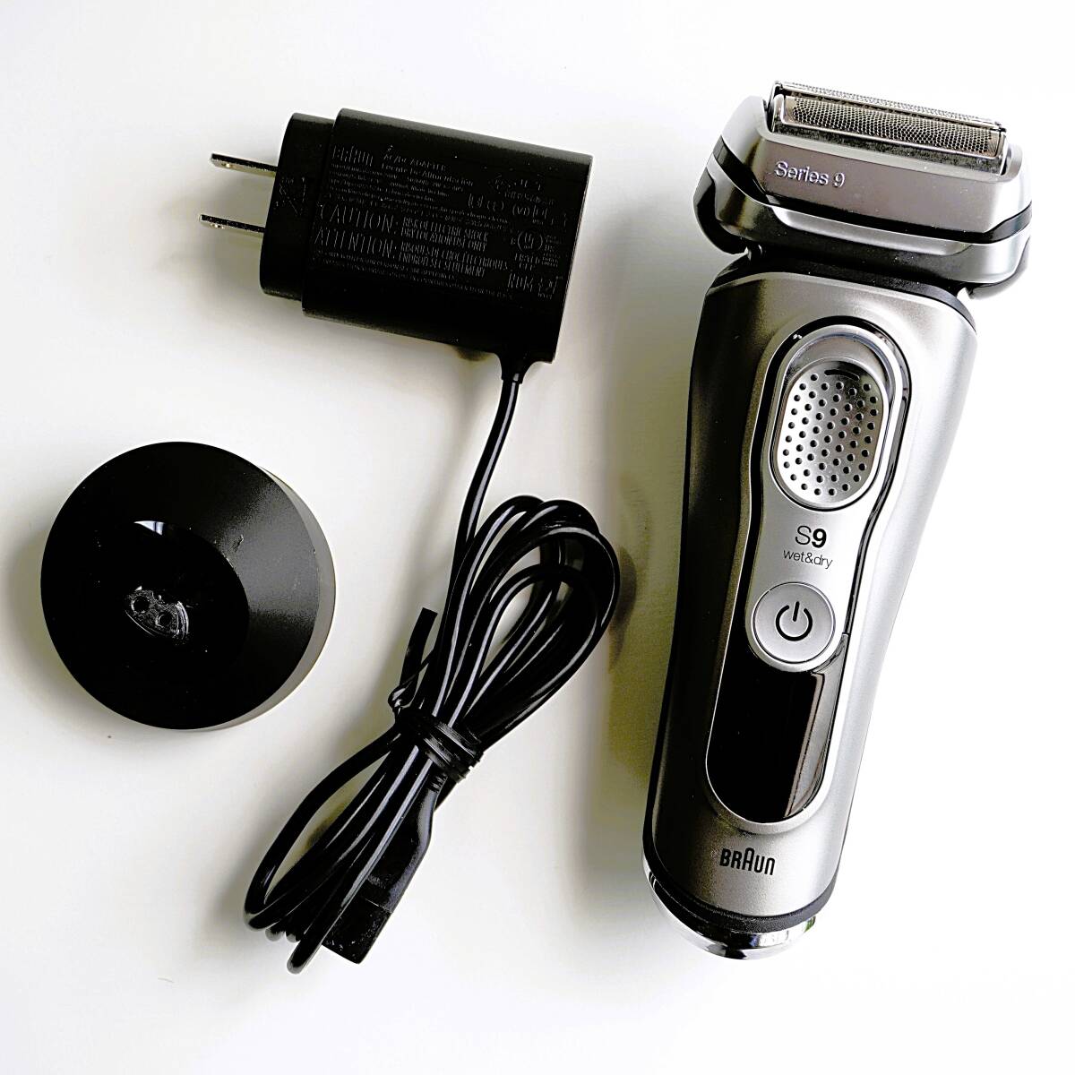  ★【美品】ブラウン シリーズ９/電気シェーバー/2020年制/Type 5793/４枚刃/充電式/お風呂剃りOK ??（F1）