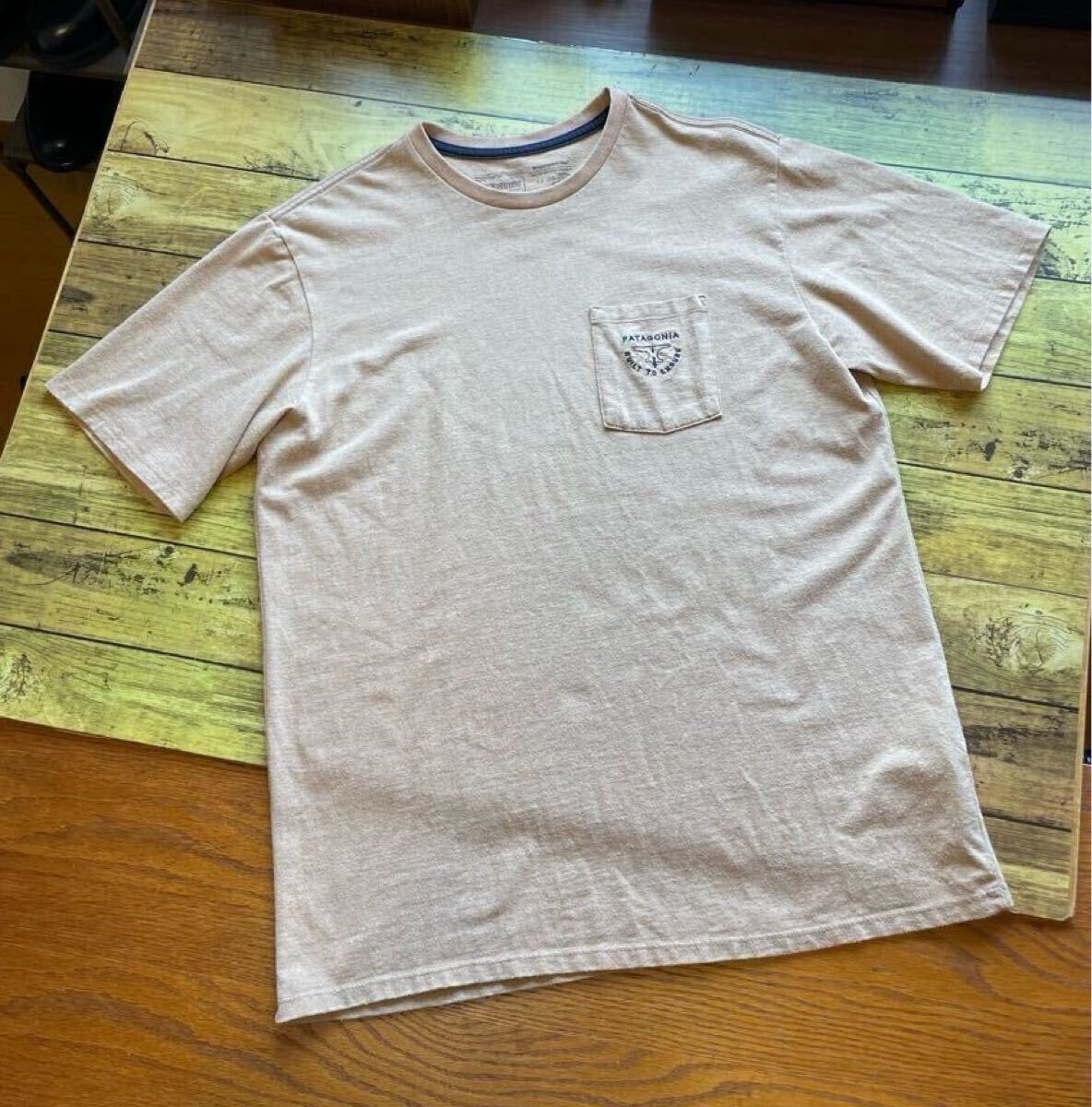 ［美品］Patagonia パタゴニア 刺繍ロゴ ポケットTシャツ Mサイズ ベージュ レスポンシビリティー リサイクルコットン 