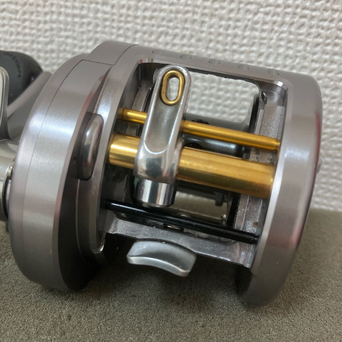 シマノ09カルカッタコンクエスト200 DC右巻き☆F-11