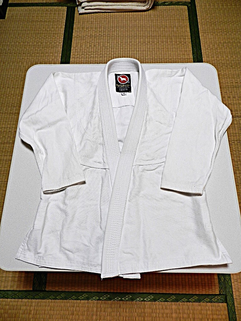 【送料無料】美品（冬季使用回?cái)?shù)10回程度）ブルテリア柔術(shù)著上下白帯付き　A0サイズ