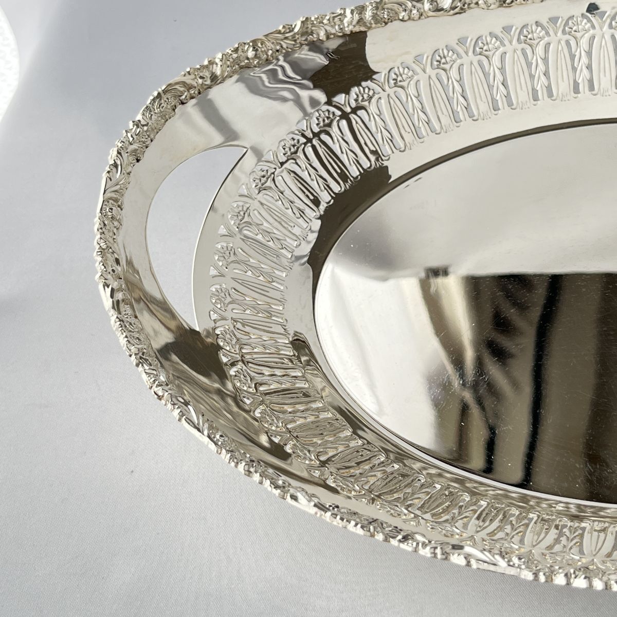 【Barker & Ellis】素晴らしいレリーフのフルーツトレー 27 cm Barker & Ellis】素晴らしいレリーフのフルーツトレー 27 cm Barker