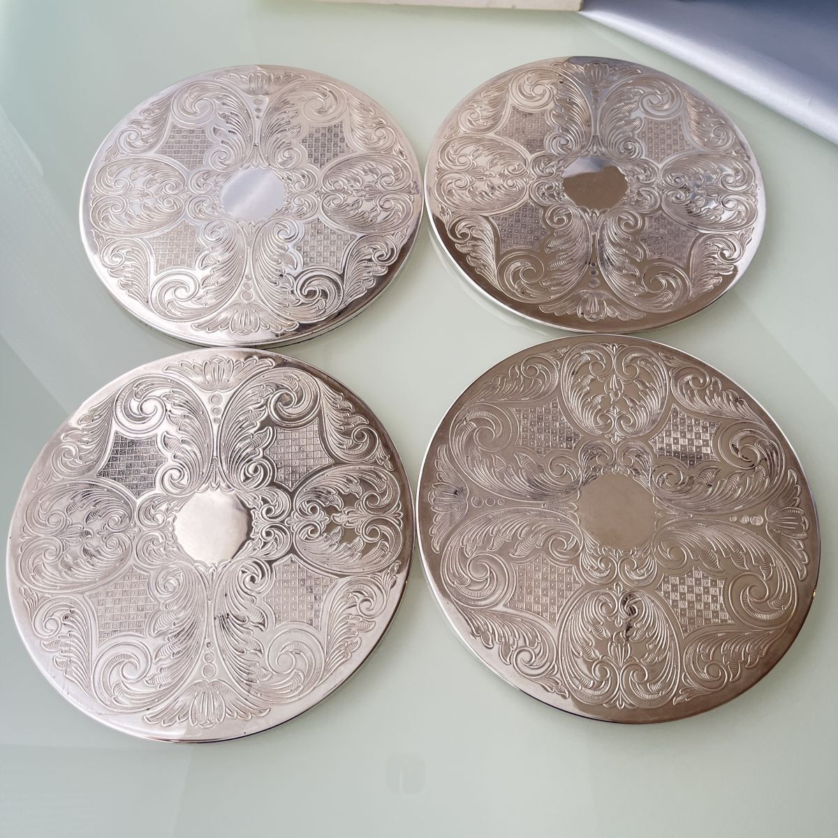 【英国】 プレースマット 4枚組 16cm【シルバープレート】 英国】 プレースマット 4枚組 16cm【シルバープレート】