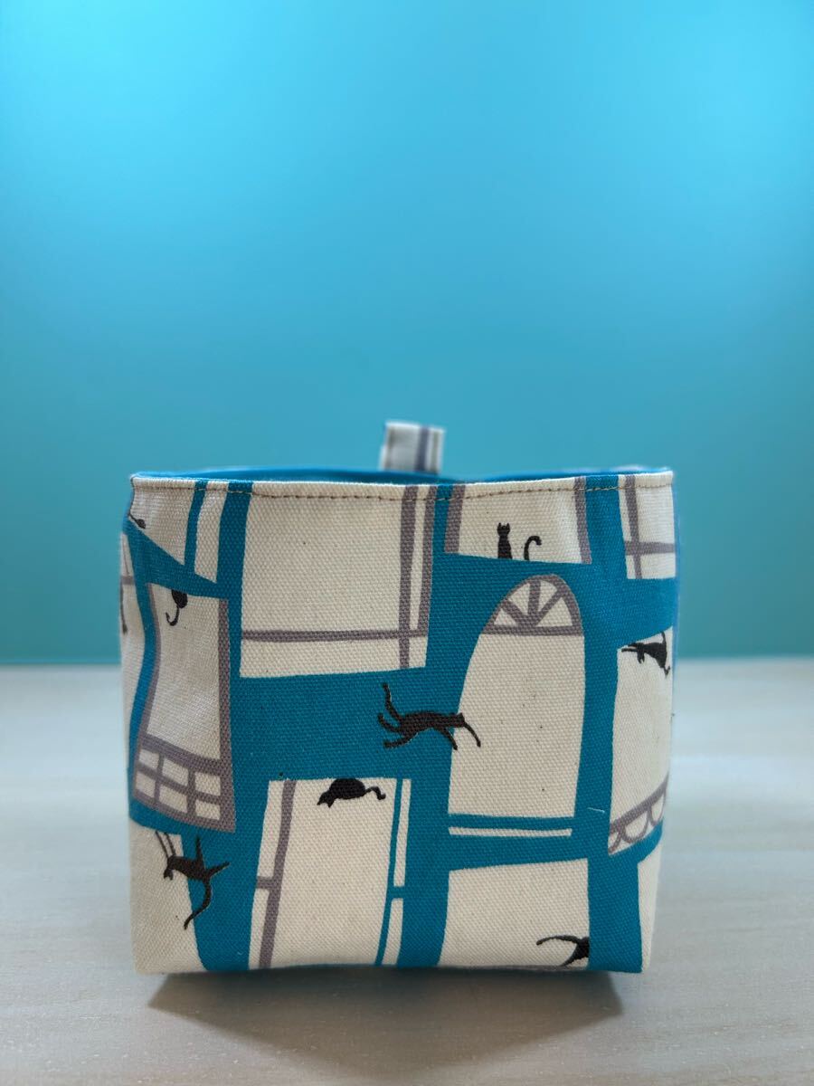 ハンドメイド☆布小物入れ ホワイトブルー  ねこと窓_画像1