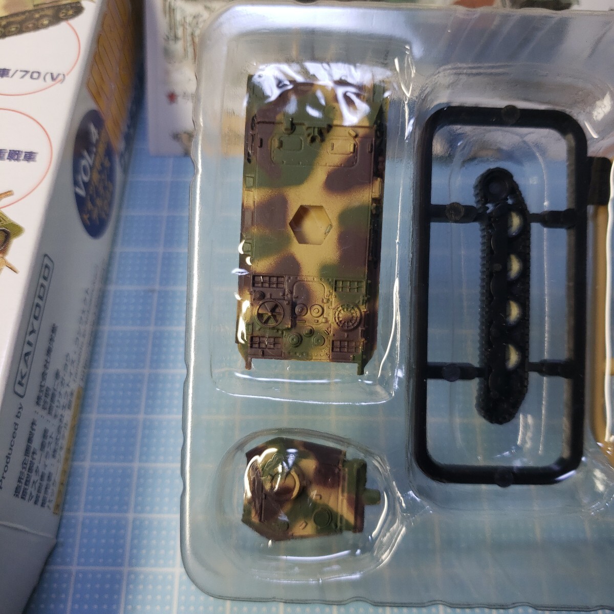 エフトイズ 1/144 ワールドタンクミュージアム キット Vol.4 ドイツ軍 パンターG型后期型 三色迷彩 F-toys