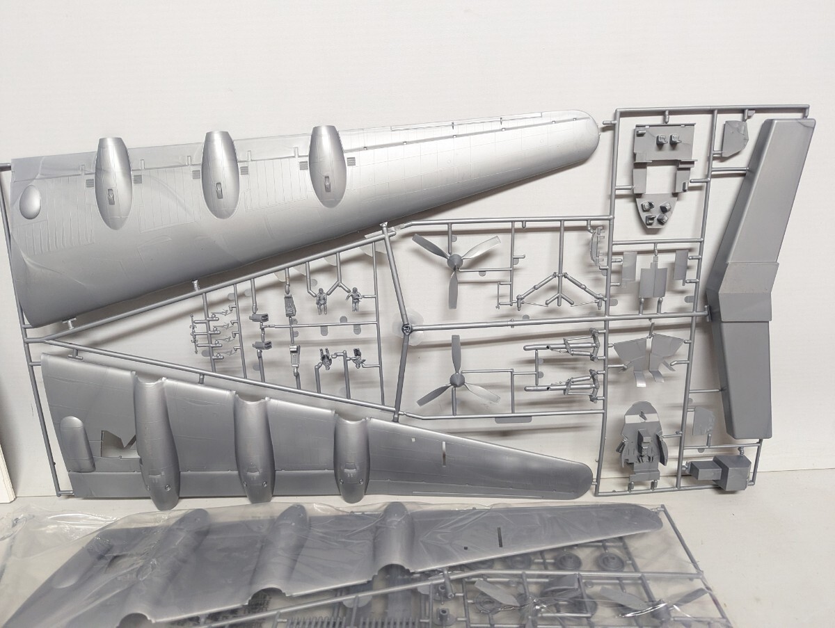 # не собран Revell Revell 1/72 RB-36H The Peacemaker .. машина пластиковая модель #
