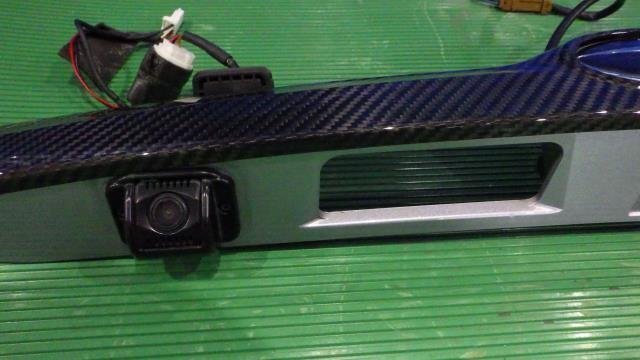 【宮城 塩釜発】中古 バックドアガーニッシュ インプレッサ DBA-GP7 純正品 社外カーボンパネル貼り有り カメラ付 ※個(gè)人宛発送不可
