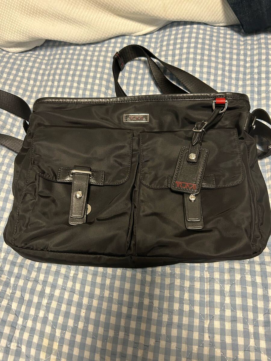TUMI ショルダーバッグ（美品の中古）