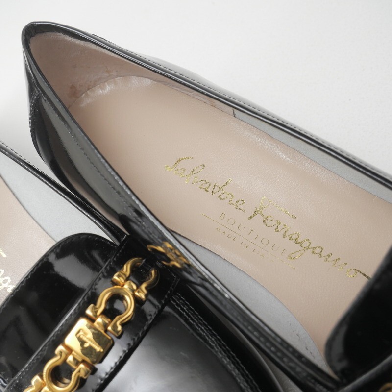 MH7531*未使用 サルヴァトーレフェラガモ 難あり Size 7C ガンチーニ パテントレザー ローファー パンプス ブラック Salvatore Ferragamo