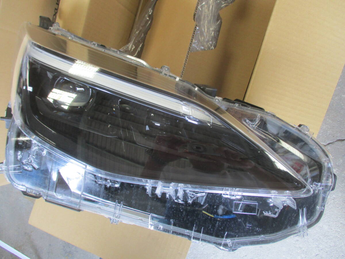 TOYOTA ヤリスクロスヘッドライト右LED