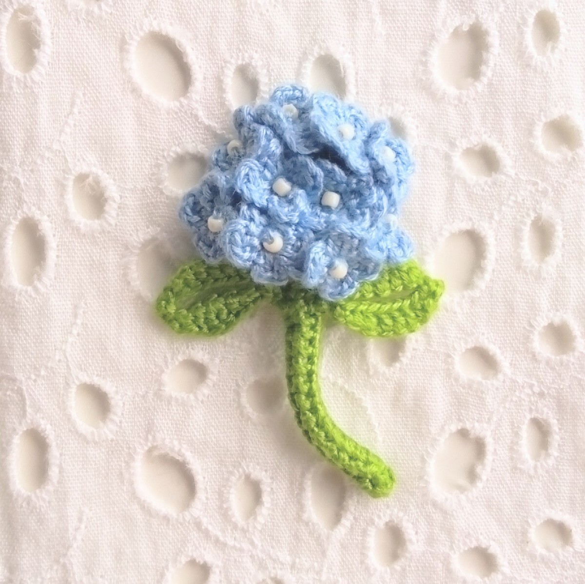 ハンドメイド ブローチ　コサージュ　アジサイ　紫陽花　あじさい　花　ブルー　青　 レース編み　かぎ編み　刺繍纟　緑　夏　　　