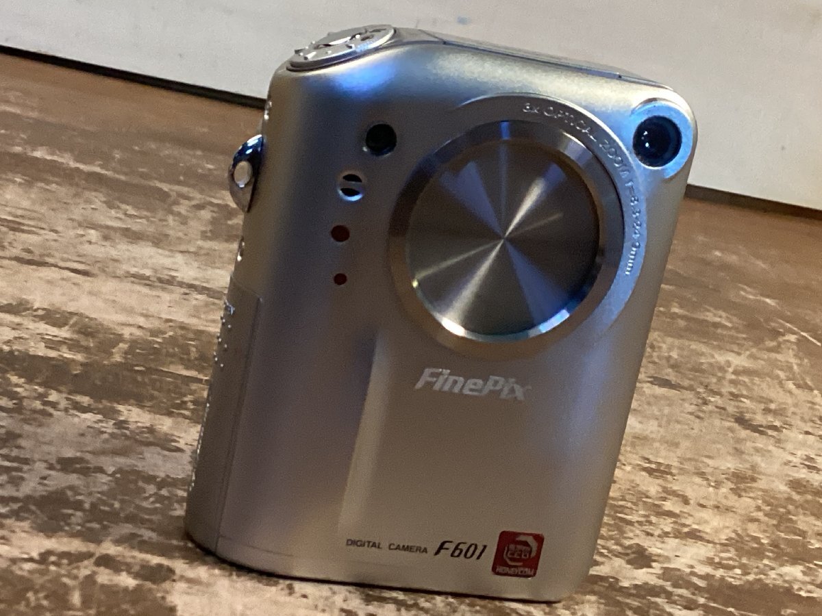 TT-4492■送料込■FUJI FILM Fine Pix F601 SUPER CCO 3ｘZOOM f=8.3-24.9ｍｍ デジタルカメラ 246g●ジャンク扱い/くGOら