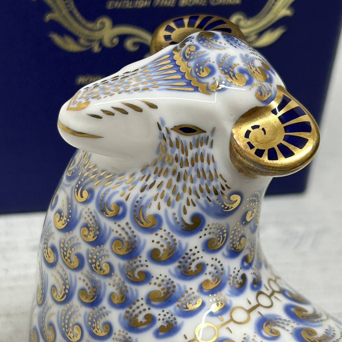 クマの陶器置物 華やかなデザインロイヤルクラウンダービー ペーパーウェイト 2体 ロイヤルクラウンダービー】ペーパーウェイト 羊 シープ 箱付 美