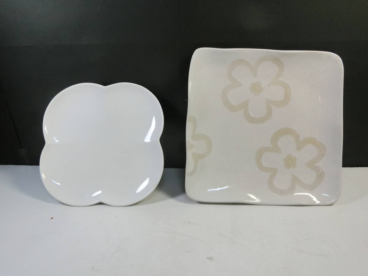 ★中古 白いお皿 クローバー 花形 四角皿 花模様 中皿 大皿 陶器 2枚セット_画像1