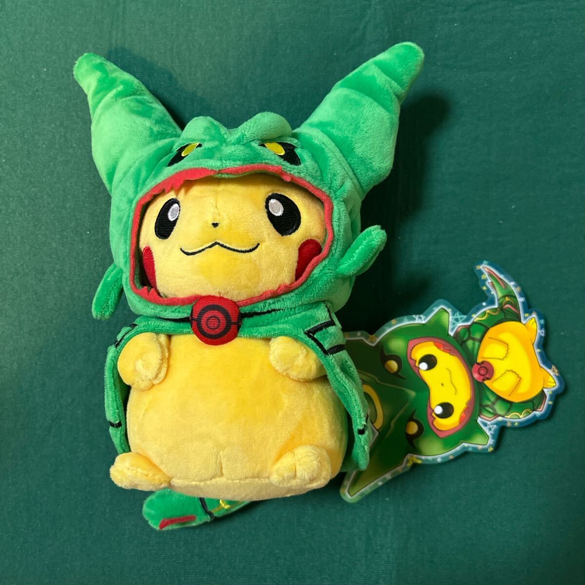【タグ付き】ポケモン ぬいぐるみ レックウザポンチョを著たピカチュウ ポケモンセンター 