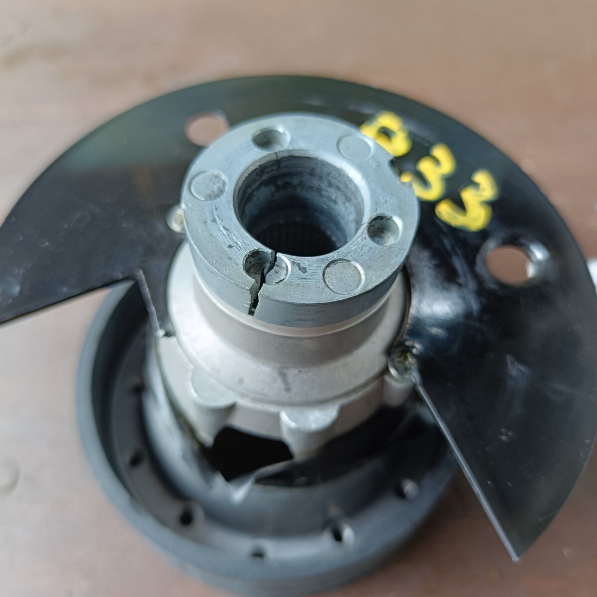 【金】 WorksBell ワークスベル ステアリングボス ECR33 スカイライン GTS ターボ 2DR クーペ ジャンク クラックあり 要補修 手渡OK 同梱OK_画像4