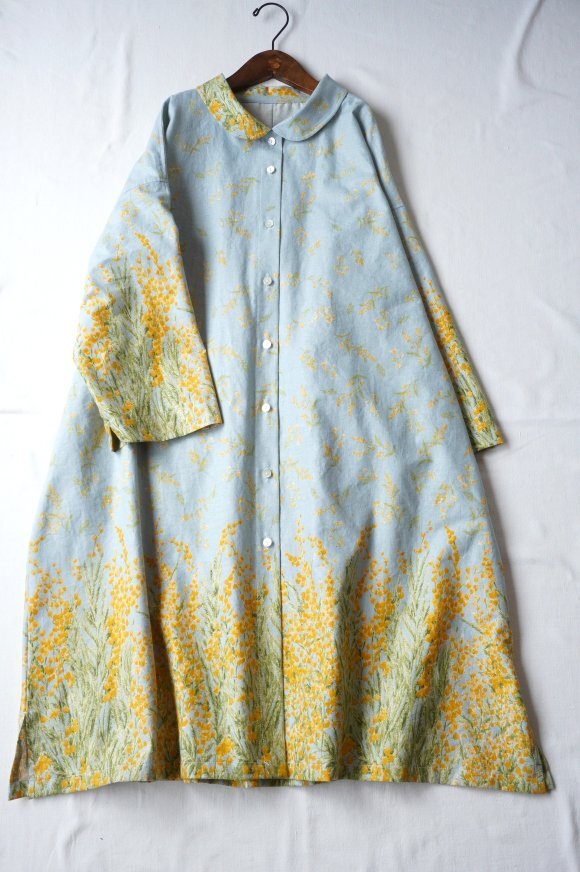 ハンドメイド?cottonリネン?サックスブルー色地にミモザ柄OP?