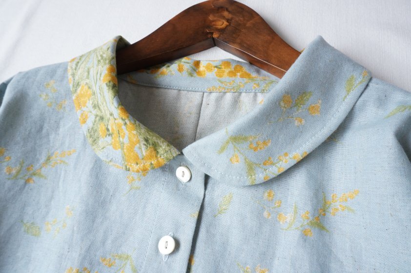 ハンドメイド?cottonリネン?サックスブルー色地にミモザ柄OP?
