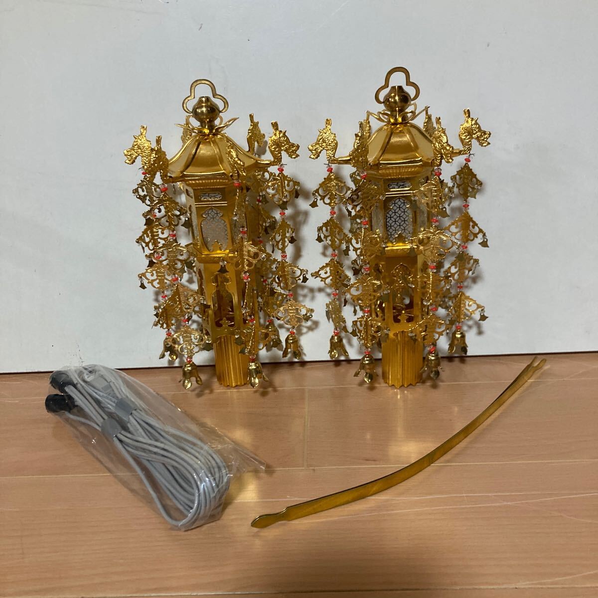 保管品Ａ　軽合金制金色付瓔珞照明器具付き７號１対吊り板付き 瓔珞 仏具 仏教美術 仏壇用飾り 蓮笠ようらく 一対 仏壇 他宗用