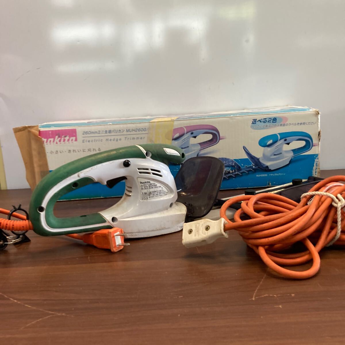 マキタ makita ミニ生垣バリカン 100V 電源コード式 MUH260G 延長(zhǎng)コード付き 箱付き 特殊コーティング刃 260mm 小型 軽量 グリーン
