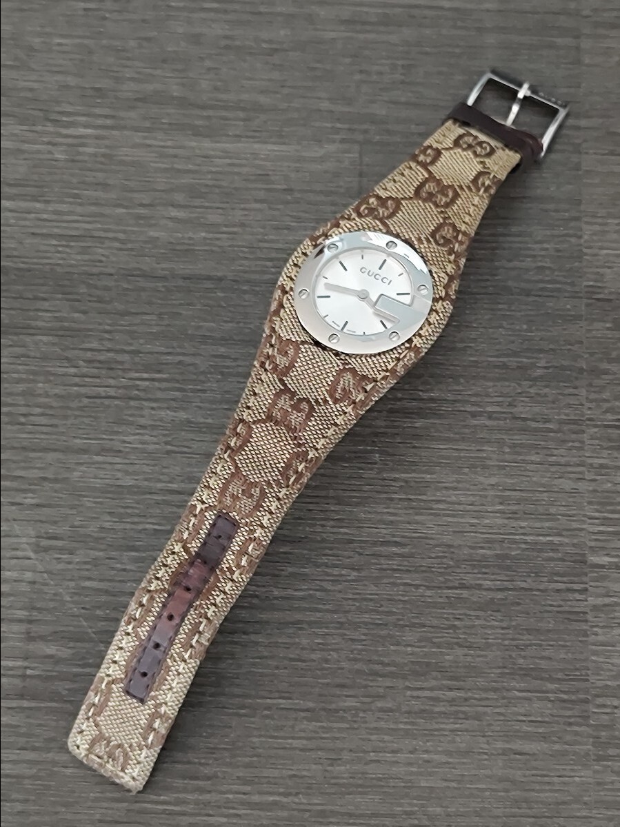 稼働品 GUCCI 104 メンズ腕時計 白色文字盤 新品電池 化粧箱付き
