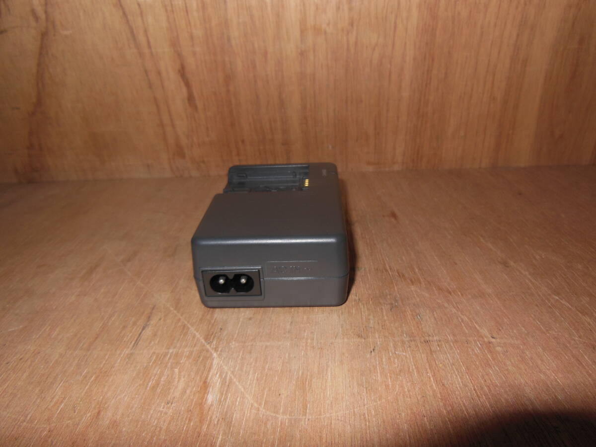 82.- HITACHI DZ-ACS2 バッテリーチャージャー 