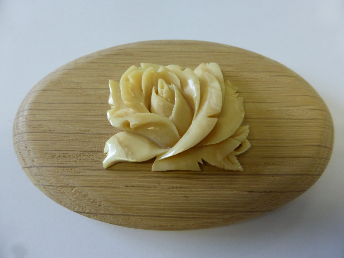 ナンタケットバスケット用オーナメント！マッコウ鯨歯制 薔薇/バラのカービング（Ⅰ）37×45×9.2㎜厚 1枚