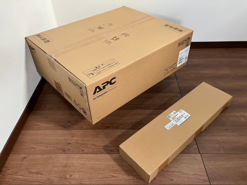 P3954*Schneider/ Schneider *UPS/ источник бесперебойного питания *APC Smart-UPS SRT1000XLJ*19 дюймовый подставка maun trail (SRTRK4) комплект * сервер 