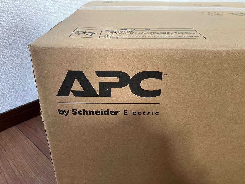 P3954*Schneider/ Schneider *UPS/ источник бесперебойного питания *APC Smart-UPS SRT1000XLJ*19 дюймовый подставка maun trail (SRTRK4) комплект * сервер 