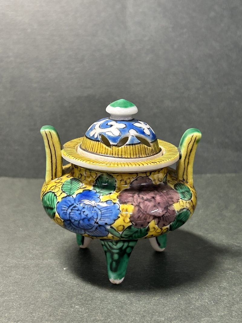 特価セール中!❗六角染付香炉 三脚 彩絵 陶磁器 ○ コレクター必見 九谷 福印 三つ足 香炉 香具 ミニサイズ 染付