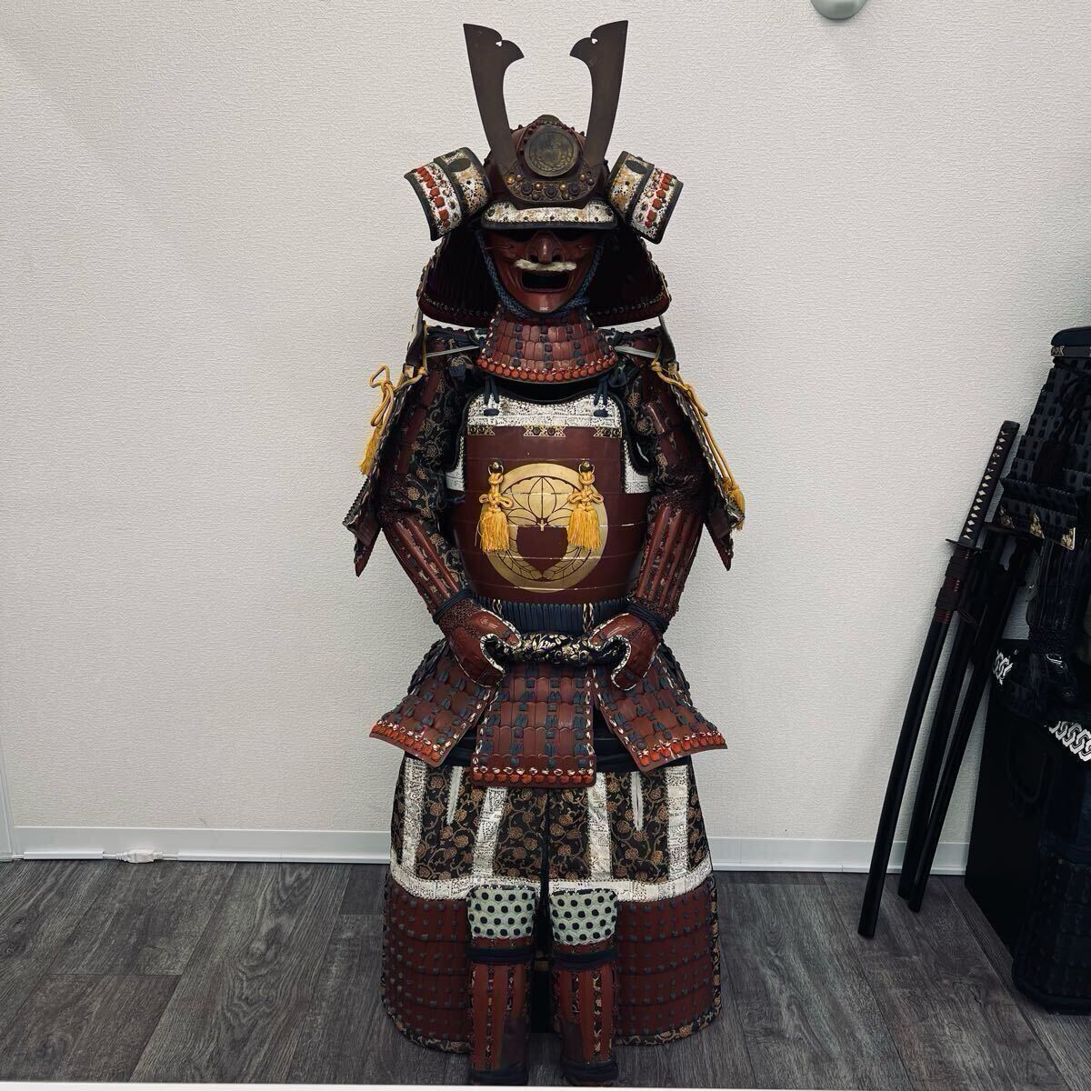 552 美品 現(xiàn)代甲冑 等身大鎧兜一式 鎧柜 鎧 鎧兜 甲冑 武具 一式 等身大 赤 丸に剣片喰 丸に剣花菱 當(dāng)世具足 戦國時代 大鎧 コレクション 