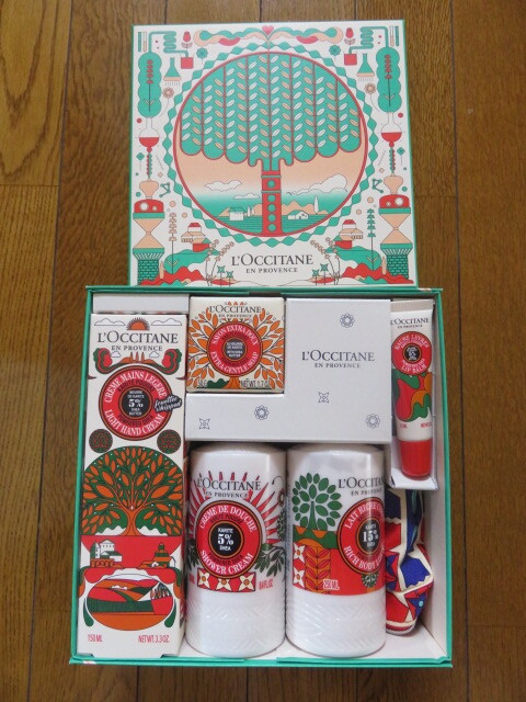 【新品】ロクシタンルミナスパウダーシアコンプリート