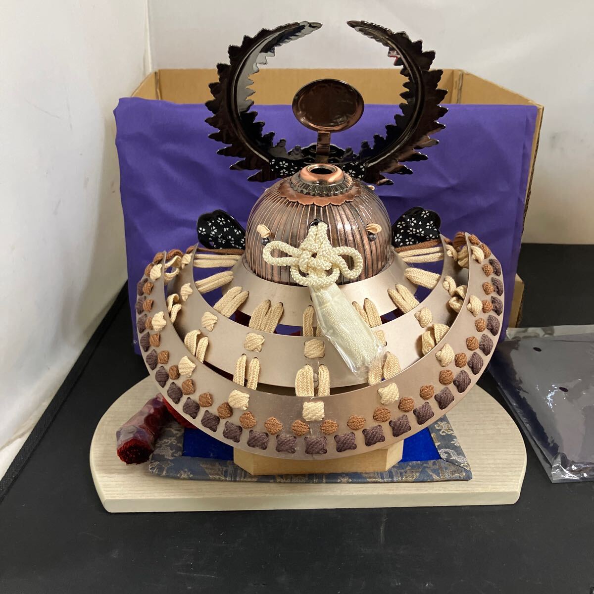 特撰 御兜飾 工房 天祥 置物 レトロ こどもの日 兜飾り 五月人形 兜 金属工芸 工芸品　K5021_画像5