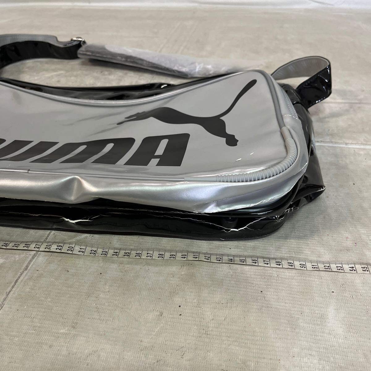 PUMA ボストンバック。未使用品ですがヒビ割れ部分などの傷みあり