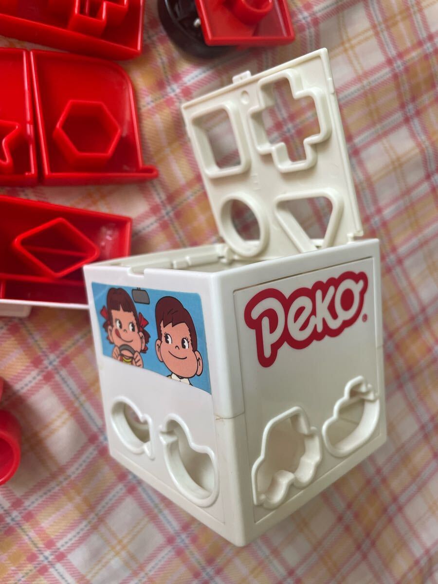 ペコちゃん ポコちゃん 不二屋 車 型はめ パズル ミニカー レトロ 貴重品 ペコちゃん ポコちゃん 不二屋 車 型はめ パズル ミニカー