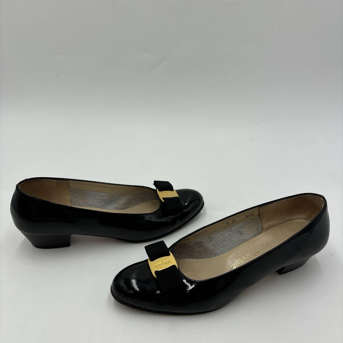 H ＊ イタリア制 '高級(jí)婦人靴' Salvatore Ferragamo サルヴァトーレフェラガモ 本革 ヴァラリボン ヒール / パンプス 8C 25cm レディース