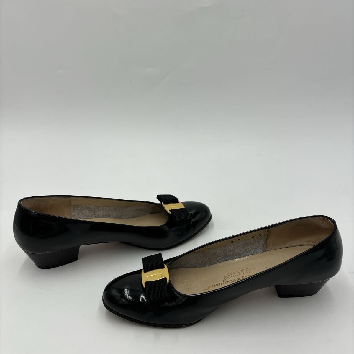 H ＊ イタリア制 '高級(jí)婦人靴' Salvatore Ferragamo サルヴァトーレフェラガモ 本革 ヴァラリボン ヒール / パンプス 8C 25cm レディース