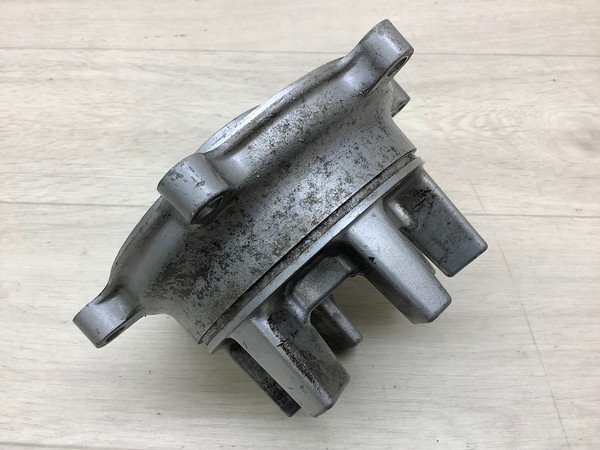 ZB5715 RGV250ガンマ-2/ γ リアホイールハブ/ ホイールハブ/ ハブ VJ22A-1019
