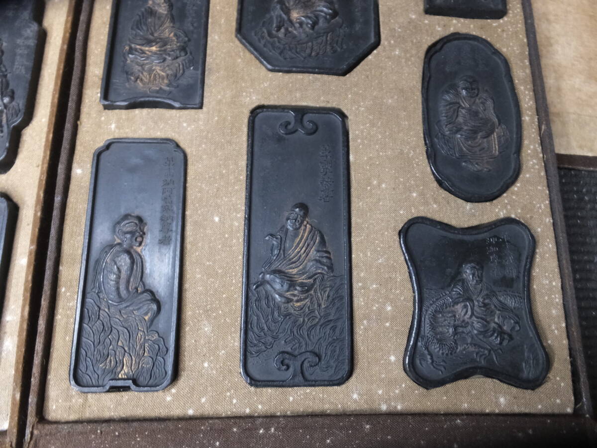 中国骨董品・古美術品・乾隆年製銘・12干支図湯呑み・純銅製アンティーク美品 中国古墨!十八羅漢蔵墨!大清乾隆年製!18個揃い! 検文房四宝