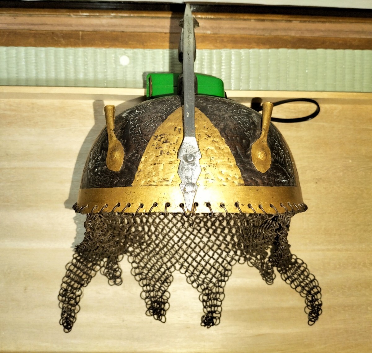 武具 鉄製兜 鎖帷子 兜台付き 時代物 モンゴル軍 鉄兜 鎖帷子蒙古軍兜 甲冑 ヘルメット 武具 骨董蒙古