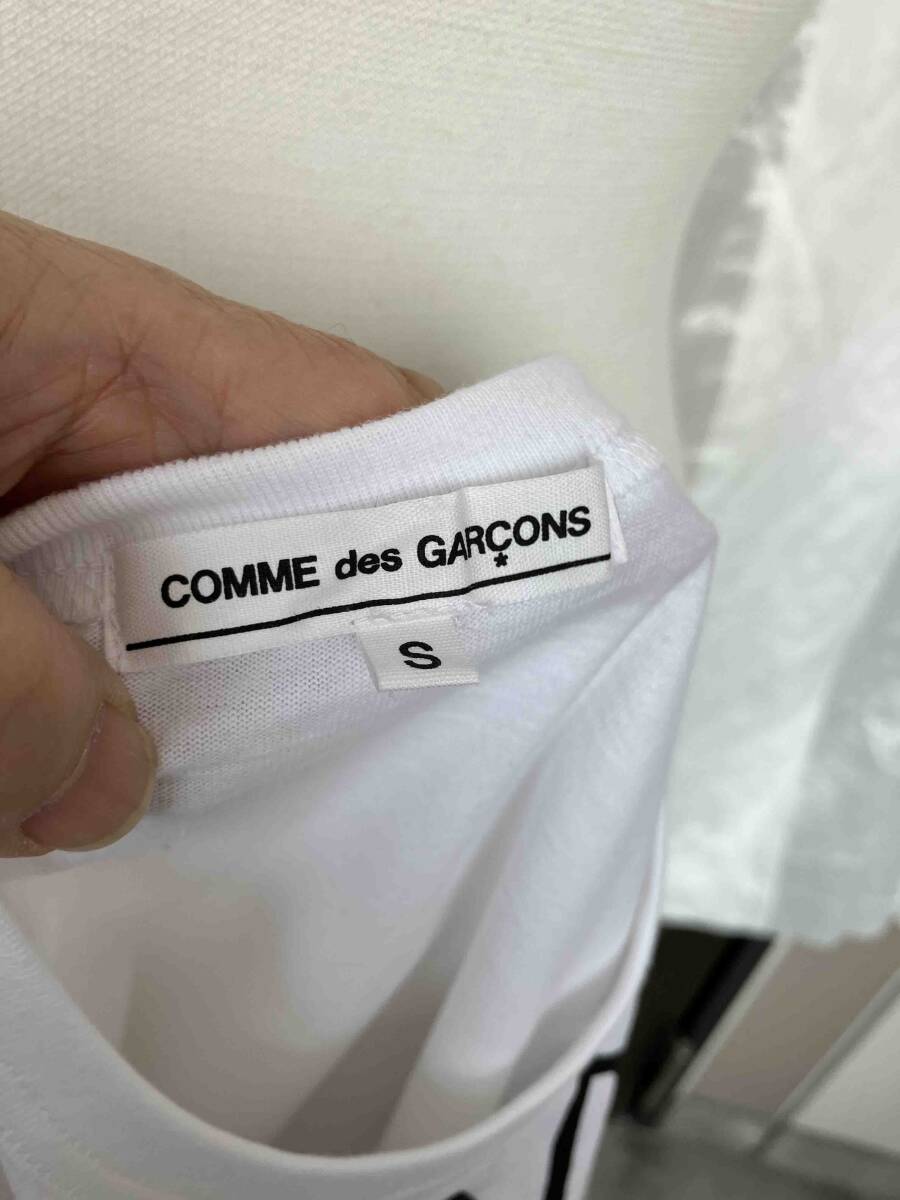 イ２ COMME des GARCONS コムデギャルソン 白地に黒英字ロゴ Tシャツ 未使用 サイズS
