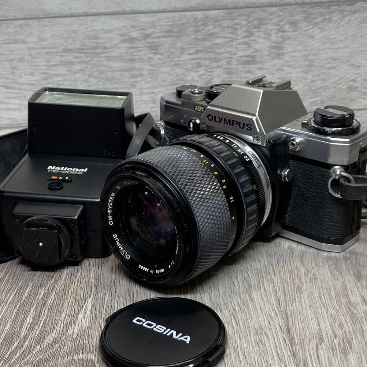 【YH-2859】中古現(xiàn)狀品 OLYMPUS OM-10 一眼レフフィルムカメラ オリンパス 一眼レフ カメラ シルバー ストロボ付き